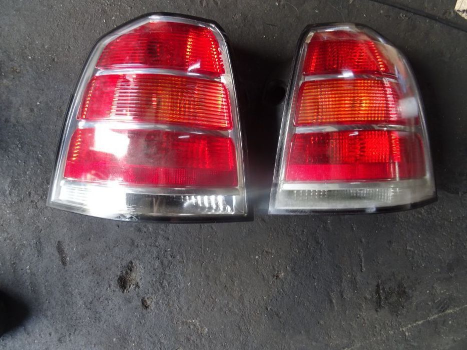 Vand Stopuri Opel Zafira B din 2007 volan pe stanga cod: 24451843-R