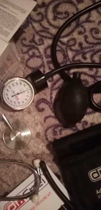Тонометр рабочий, можно на запчасти, нужно поменять трубки