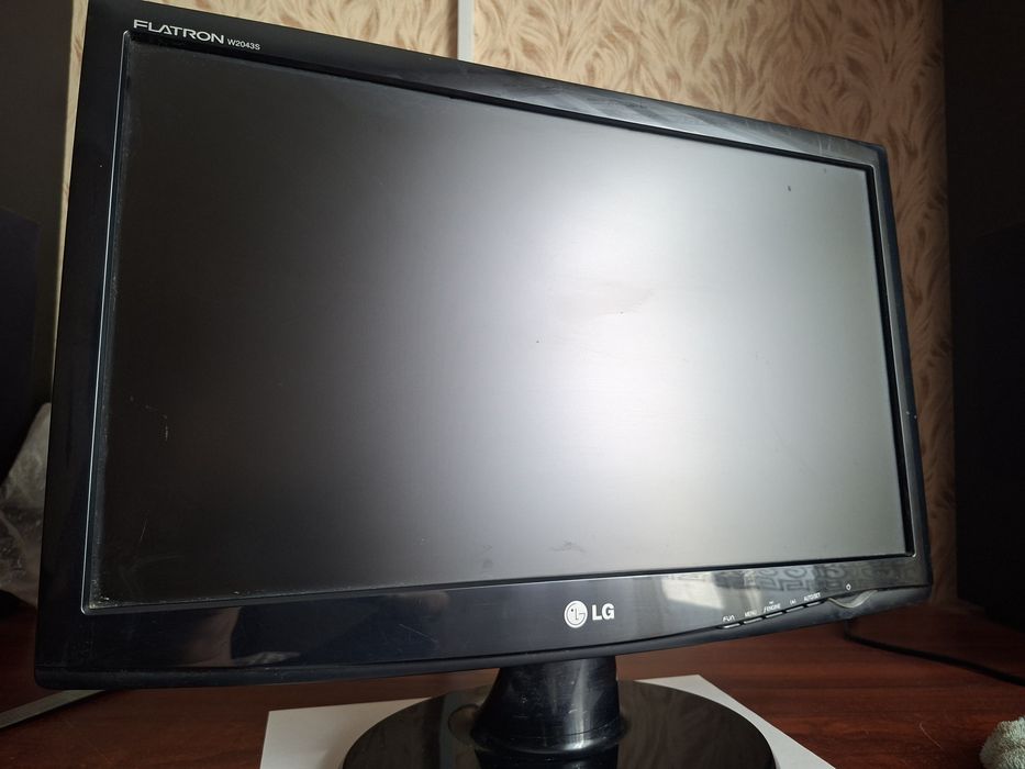 Фул пк  с Монитор LG Flatron W2043S рабочее состояние