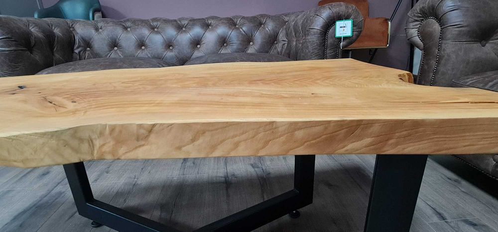 Масивна холна маса от дърво и метални крака ръчна изработка