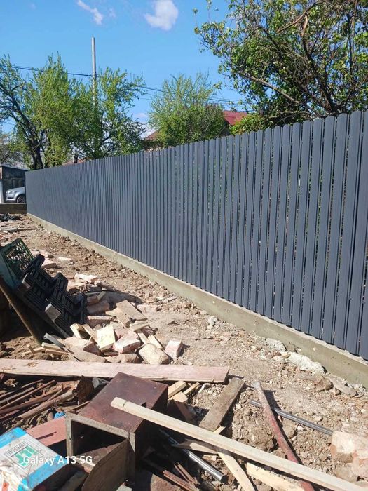 Garduri si porti din sipca metalica, panouri stil jaluzele, tabla cutata, plasa bordurata, fier forjat, BCA si alte modele disponibile