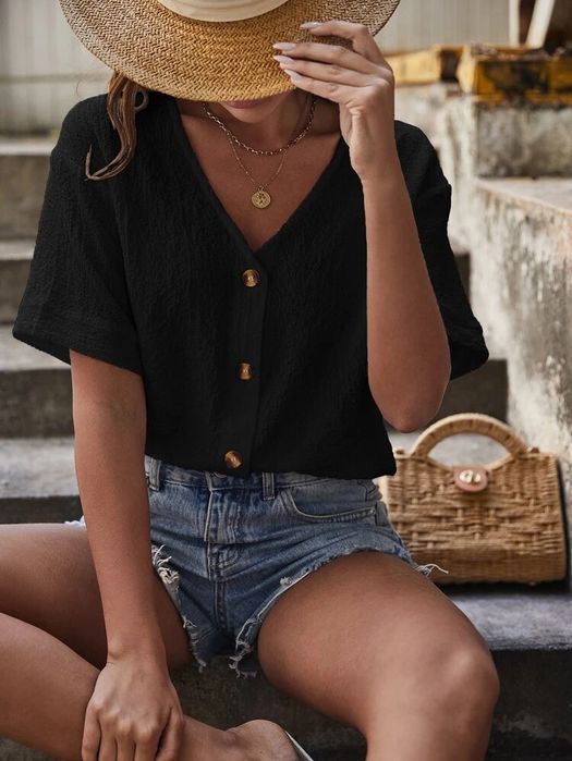 Tricou negru cu nasturi