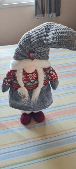 Дървена везна и плодове