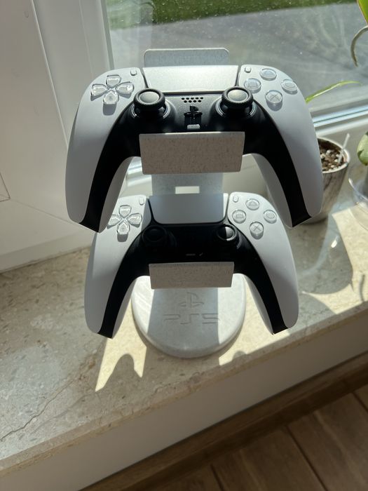 Стойка за джойстици PS5
