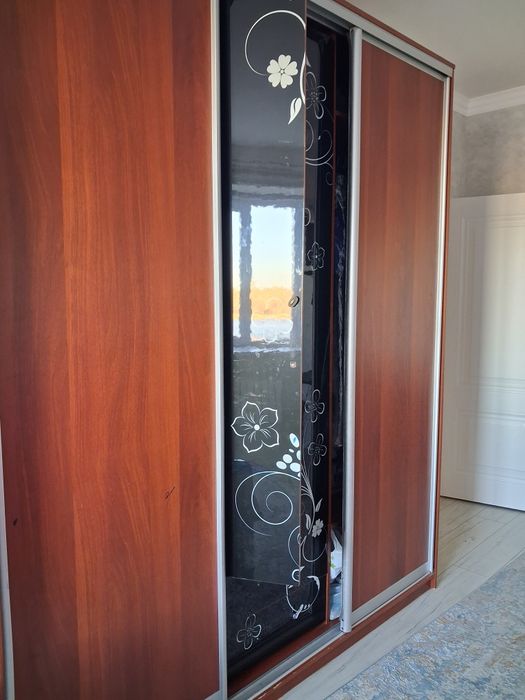 Продам шкаф купе и тумба в хорошем состоянии. Торг уместен