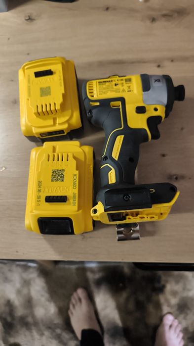 Vand bormasina si nivela laser dewalt