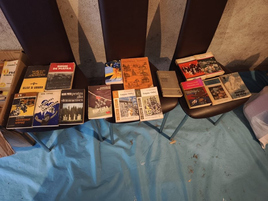 Vând lot de cărți vechi peste 200 bucăți
