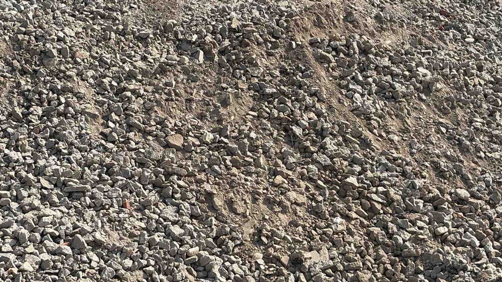 Трошен бетон минал през трошачка и пресевна машина