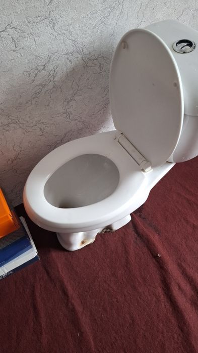 Унитаз сотилади.