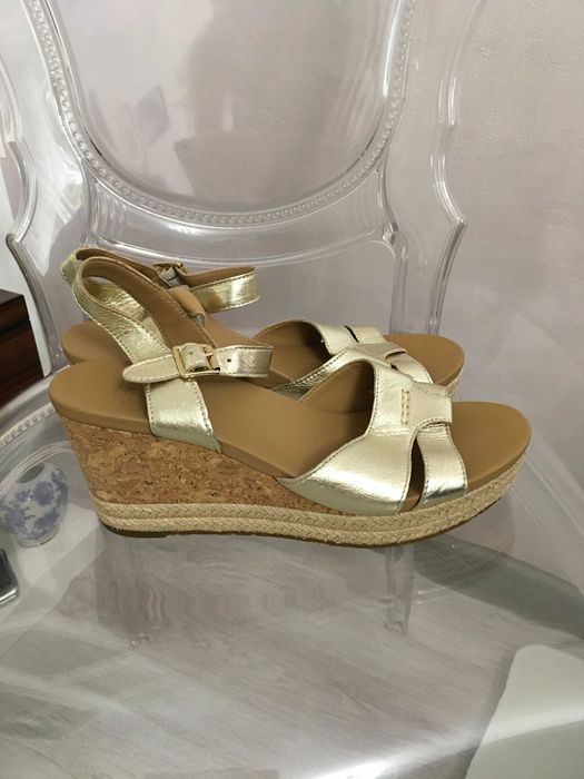 UGG сандали в златисто 39