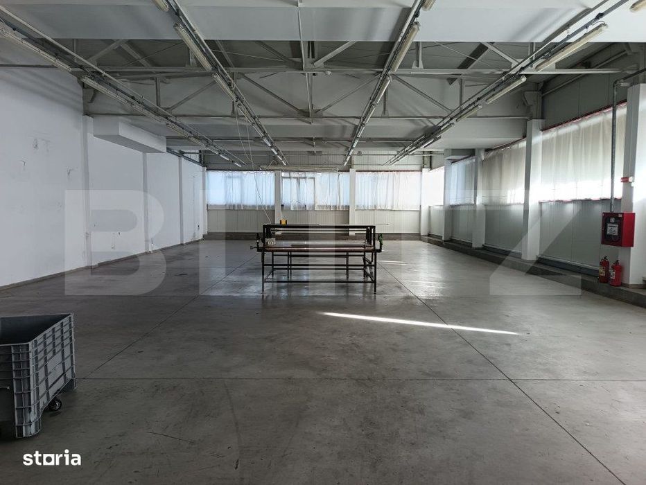 Cladire birouri , hala de productie, spatii depozitare, parcare si ter