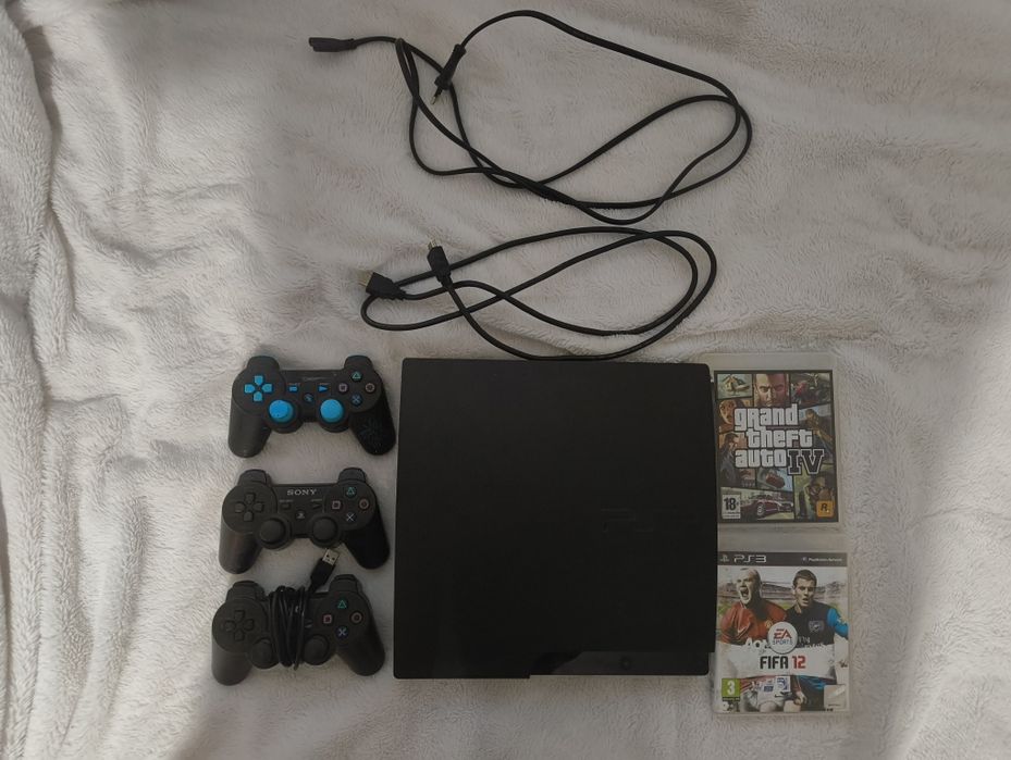 PS3 PlayStation 3 Modat, 3 controlere, FIFA 12 CD cadou.