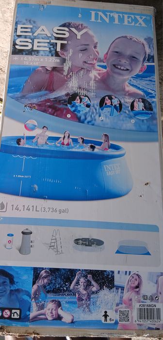 Piscina noua,nu este folosita.