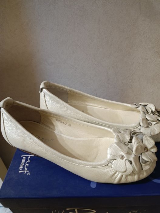 Туфли женские, белые