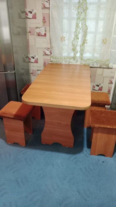 Продается стол стулья