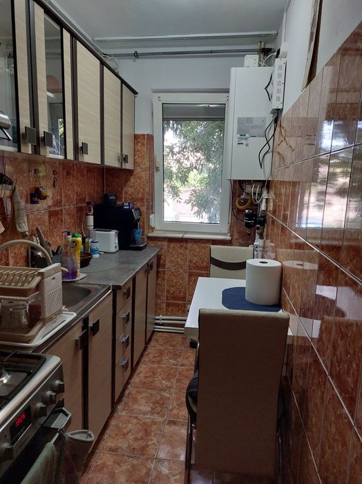 Apartament 3 camere semidecomandat