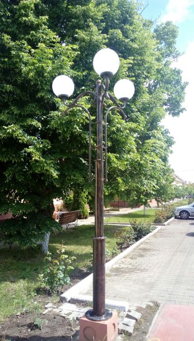 Stâlpi de iluminat stradal