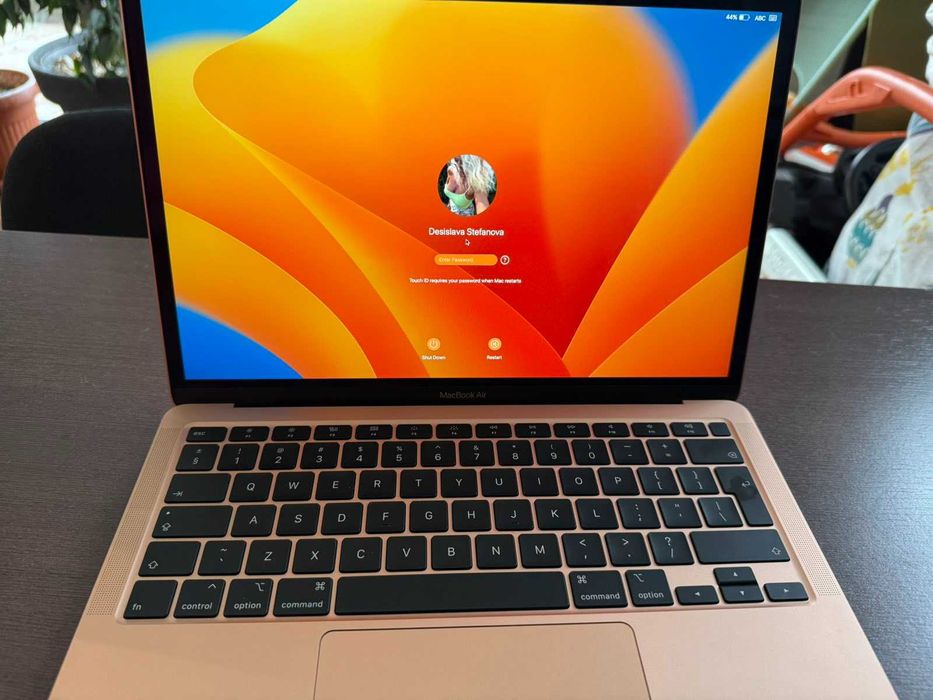 MacBook Air 13” (2020, A2179) – ново състояние + зарядно + Magic Mouse