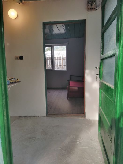 Închiriez casă cu teren (5 camere + baie + bucătărie)