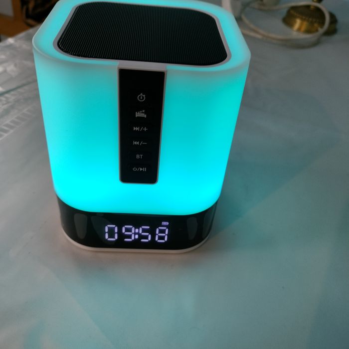 BOXĂ Bluetooth, veioză multicolor , ceas  deșteptător.