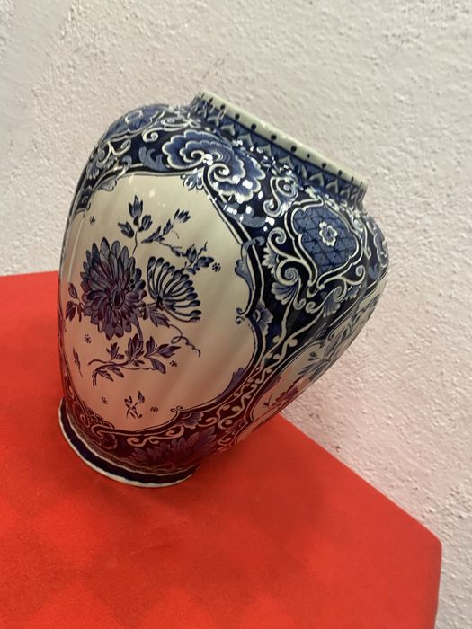 Холандска порцеланова ваза с капак на Delft