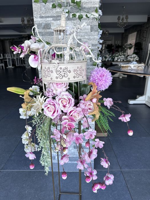 Vând aranjamente florale artificiale tip colivie, ideale pentru nunți, evenimente sau decor locații.