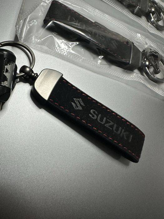 Breloc Suzuki.