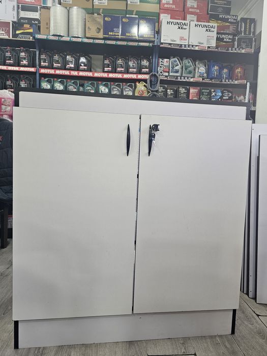 Vitrina высота 1метр ширина 90см из ламината новый