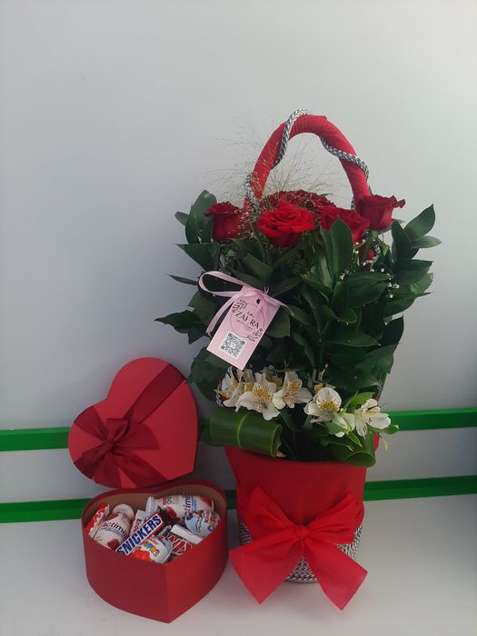 Живые цветочные & Шоколадные подарки