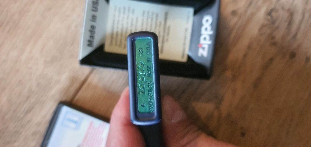 Zippo noua in cutie