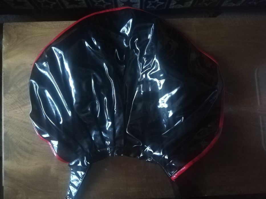 Лачена/латексова Качулка