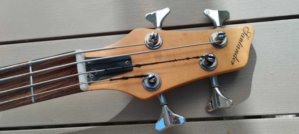 Продавам бас китара "Santander"