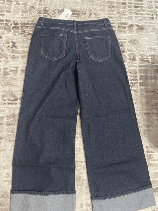 Дамски дънки с широк крачол и маншети.