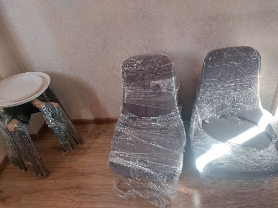 Продам диван, холодильник, стол со стулями