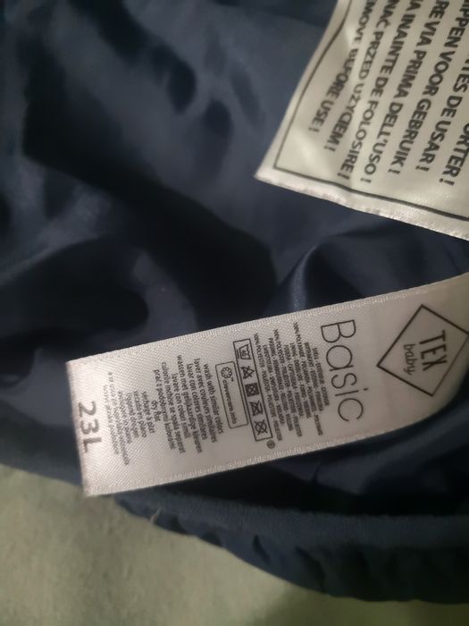 Vând geaca baieti 2 ani si cizmulite de ploaie marime 22-23