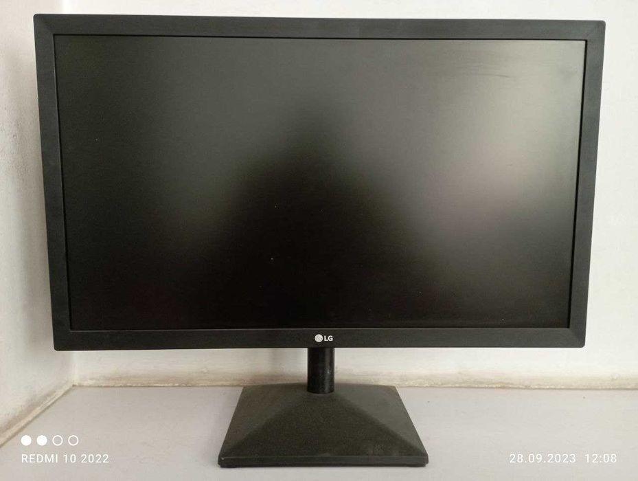 Настольный компьютеры с монитором, клавиатурой, мышкой, наущниками.