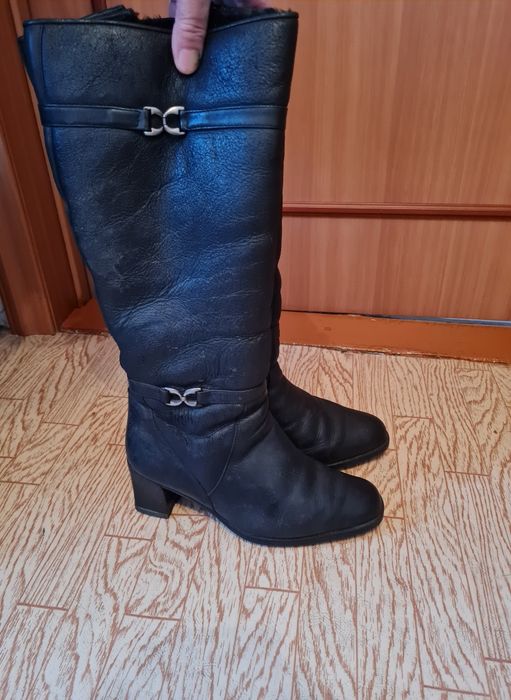 Продаются чёрные кожаные зимние сапоги