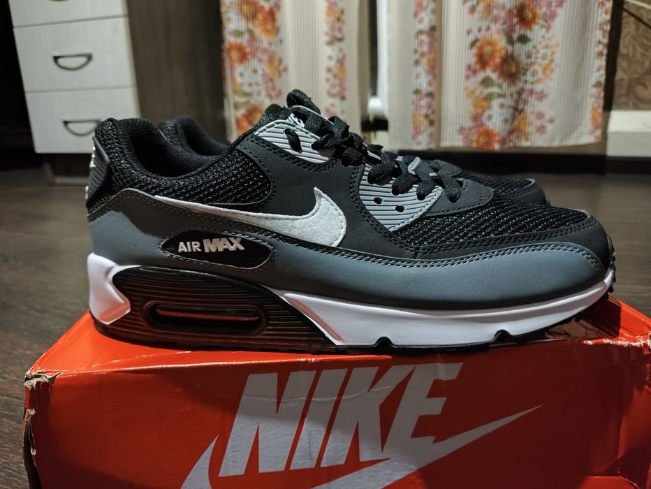 Продам кроссовки nike air max