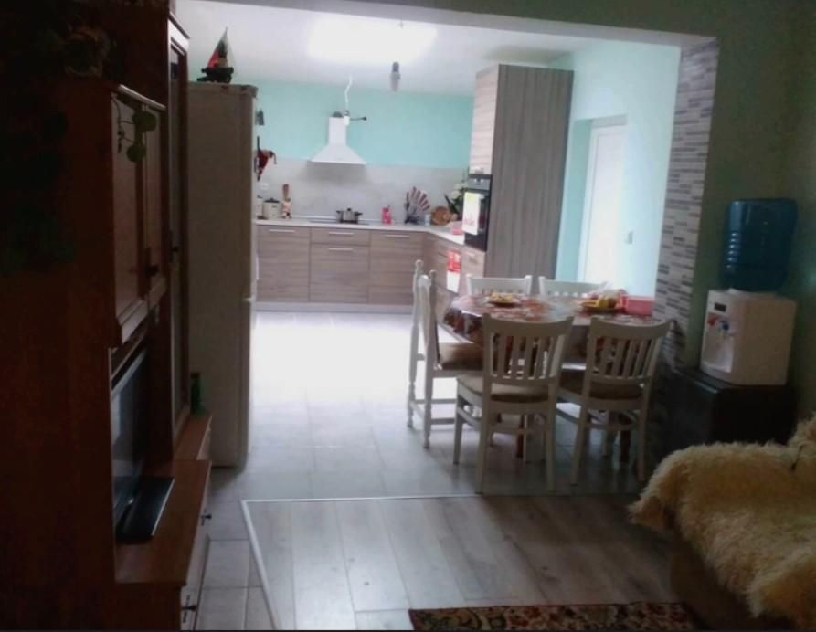 Къща с двор в с. Черни връх