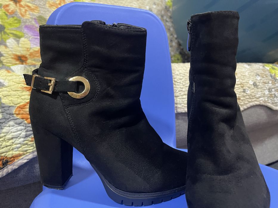 Botine negre din catifea