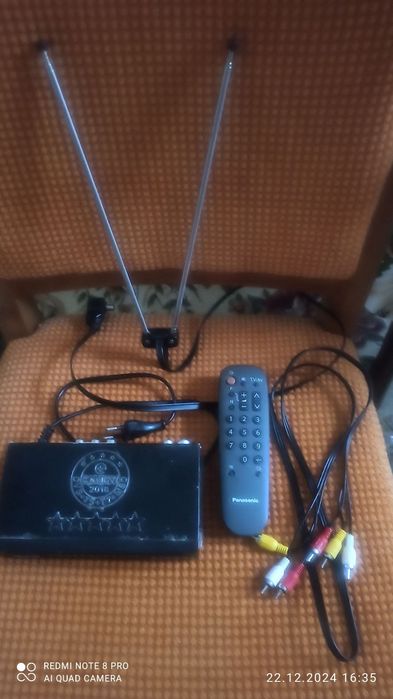 Телевизор Панасоник,приставка,антена и пульт в идеальном состоянии.