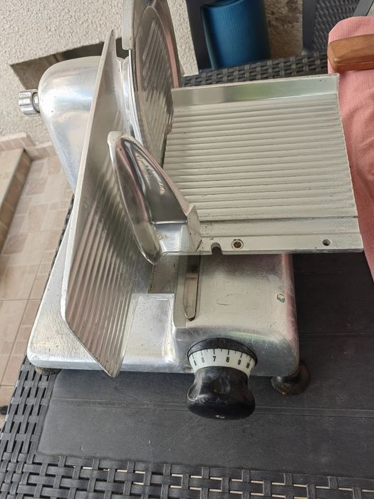 Продавам професионална кухненска машина за рязане
