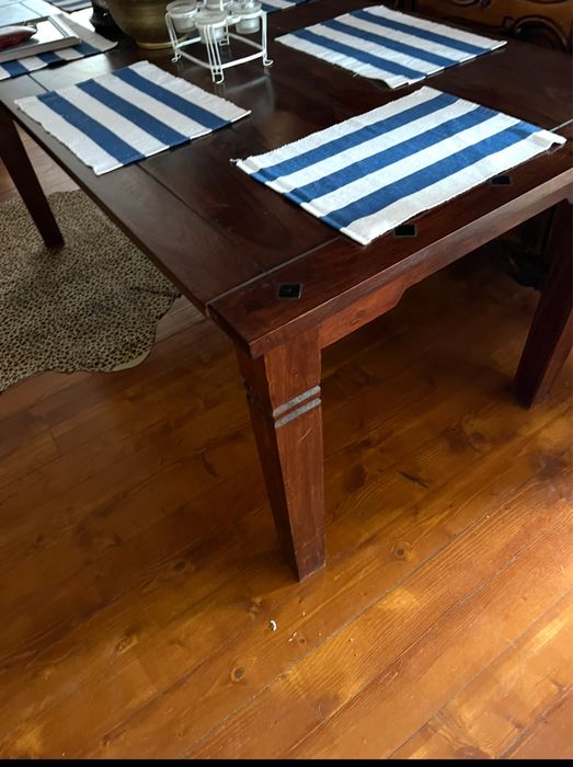 Трапезна маса от масивно дърво