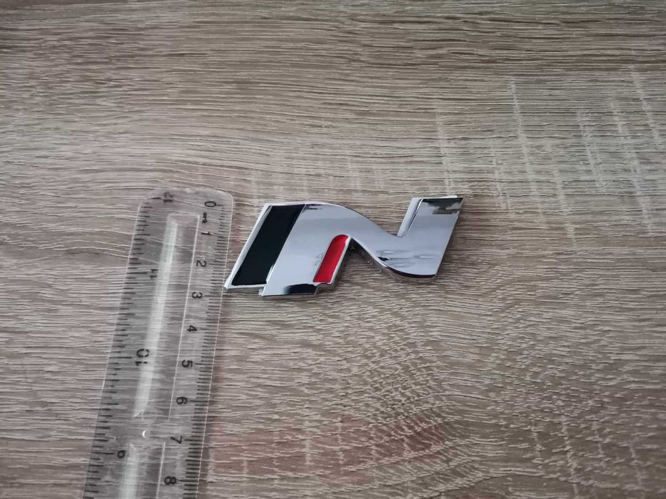 сребриста емблема Хюндай Ен Hyundai N