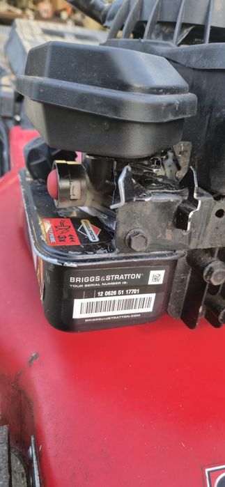 Masina de tuns iarba pe benzina