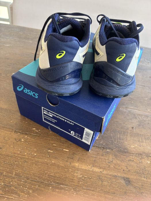 Продавам есеннии пролетни обувки asics