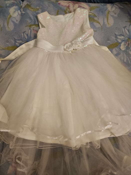 Продам нарядное платье на девочку 6-7-8 лет
