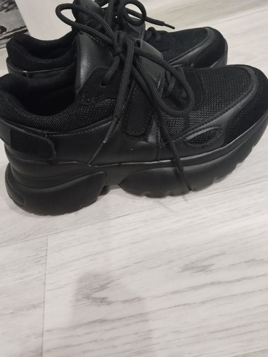 Кроссовки женские