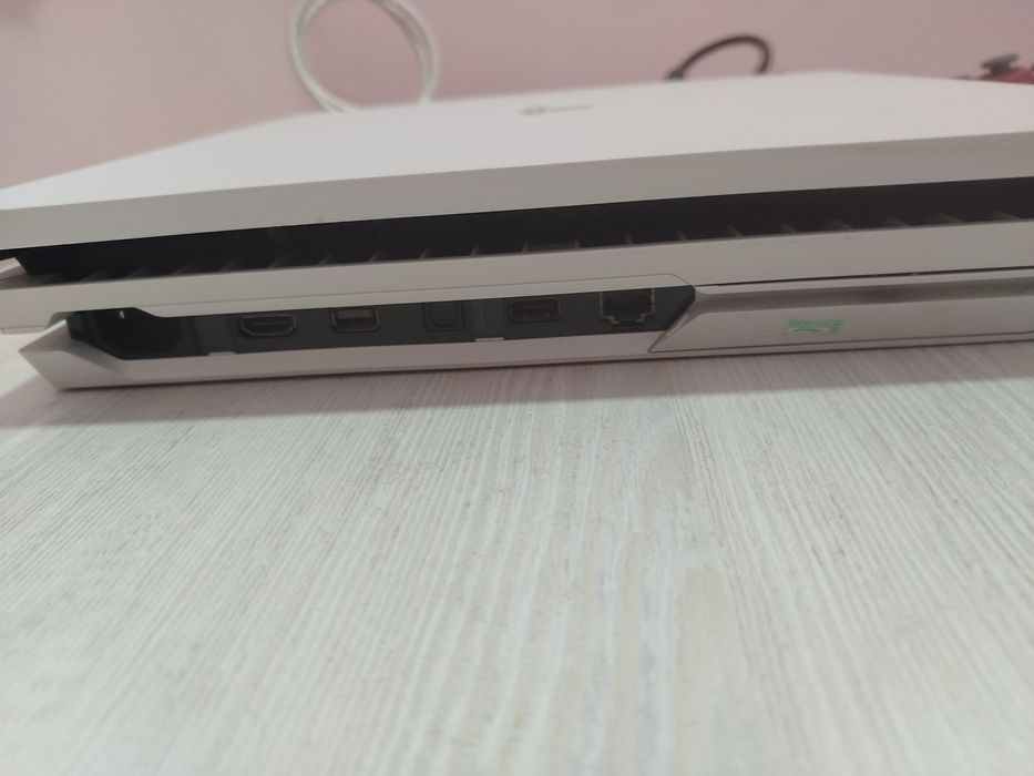 Play station 4 pro 1 Tb