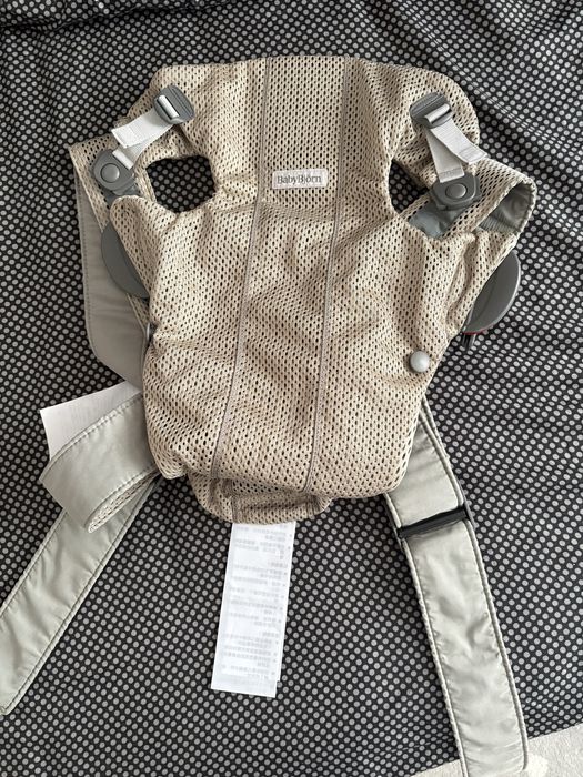 Marsupiu anatomic BABYBJORN MINI, cu pozitii multiple de purtare– GREIGE, MESH